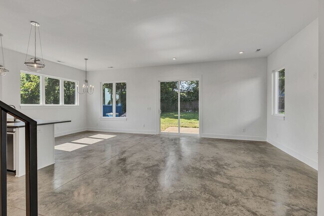 Building Photo - 5917 Robertson Ave