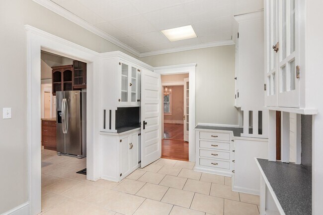 Building Photo - **Price Reduced with HOLIDAY MOVE-IN SPECIAL! $500 off 1st full month's rent with lease signed by...