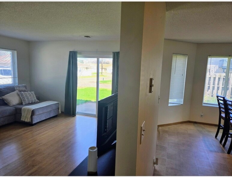Building Photo - 2425 Bostrom Ct