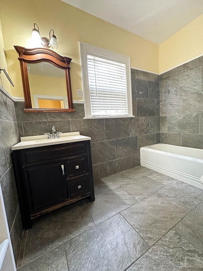 Building Photo - Large 4 bedroom in Highland!