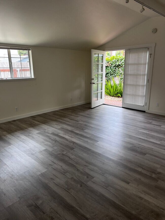 Building Photo - Charming Cottage for Rent in Montecito