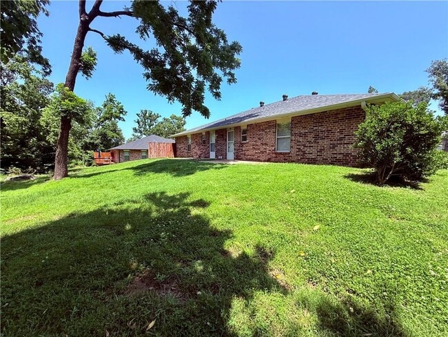 Building Photo - 2107 Oakwood Ave