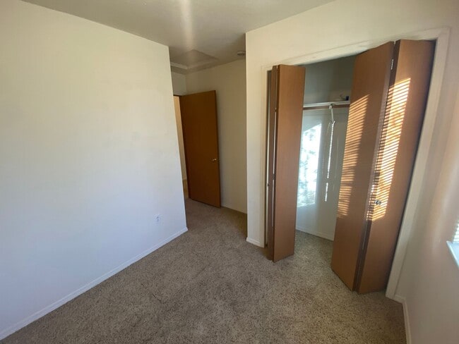 Building Photo - Don't miss this 4 Bedroom 1 1/2 Bath Northside Condo