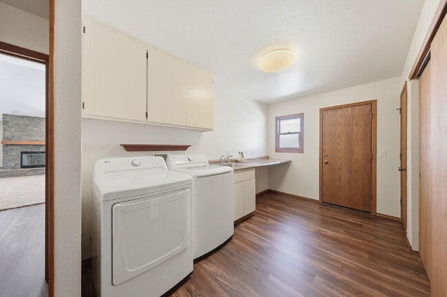 Building Photo - Beautiful Executive Level Rental on Golf Course