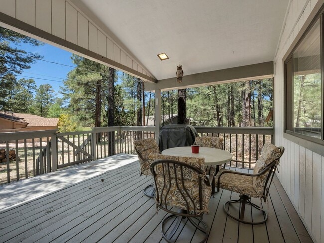 Building Photo - Gorgeous Country Club Rental