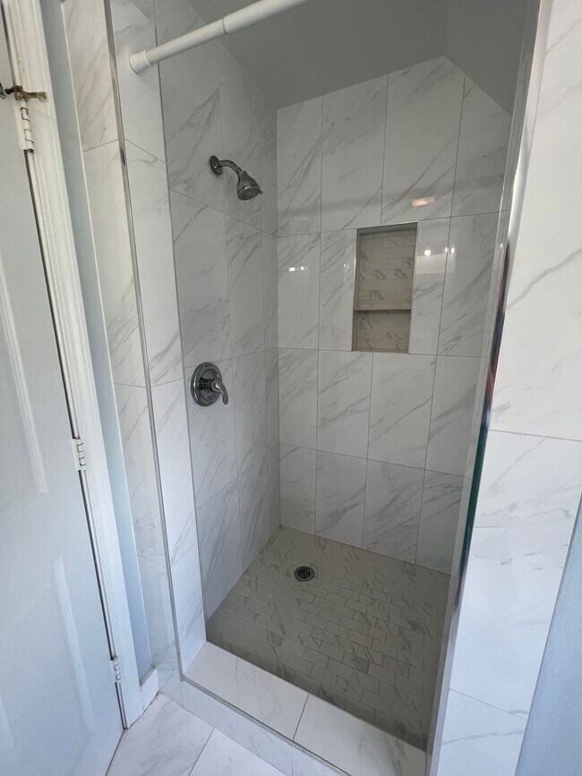 Building Photo - Spacious 2BD/2.5 BATHS! Across from Langen...