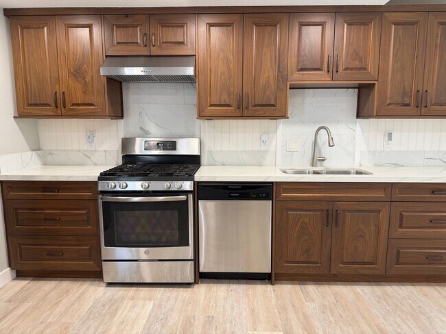 Building Photo - Absolutely gorgeous 3 bedroom 2 bath house