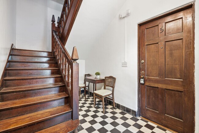 Building Photo - 3319 Pine St