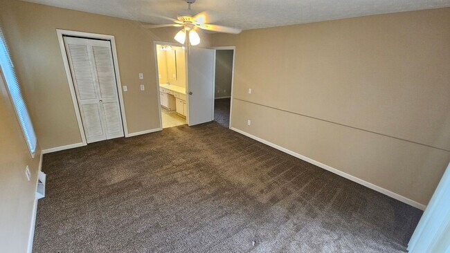 Building Photo - 557-559 Bailey Drive
