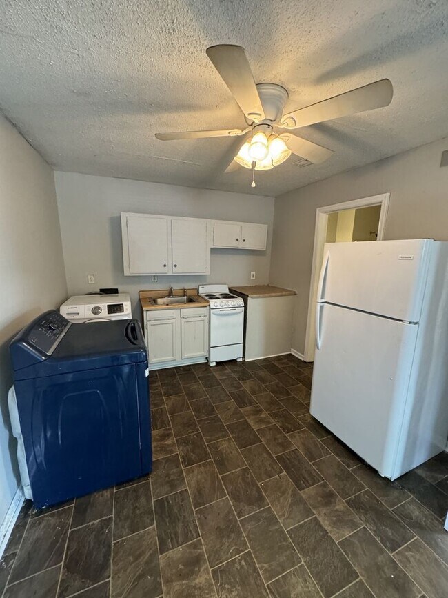 Building Photo - 2 Bedroom 1 Bathroom in Highland Park!