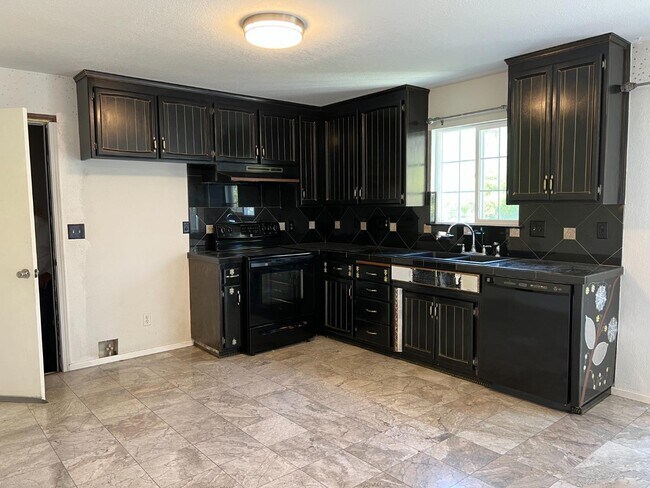 Building Photo - 1647 Lakehills Dr