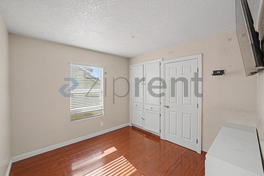 Building Photo - Unit