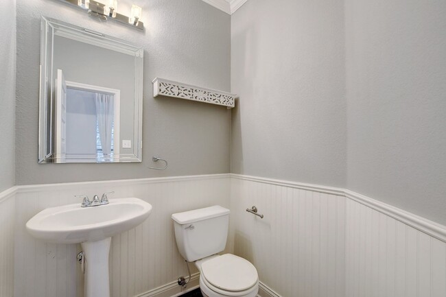 Building Photo - 3 Bedroom/2.5 Bathroom Edgewick Condo for ...