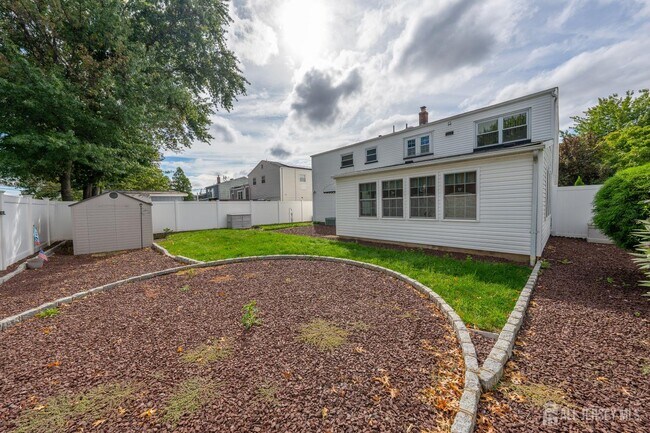 Building Photo - 62 Pinho Ave