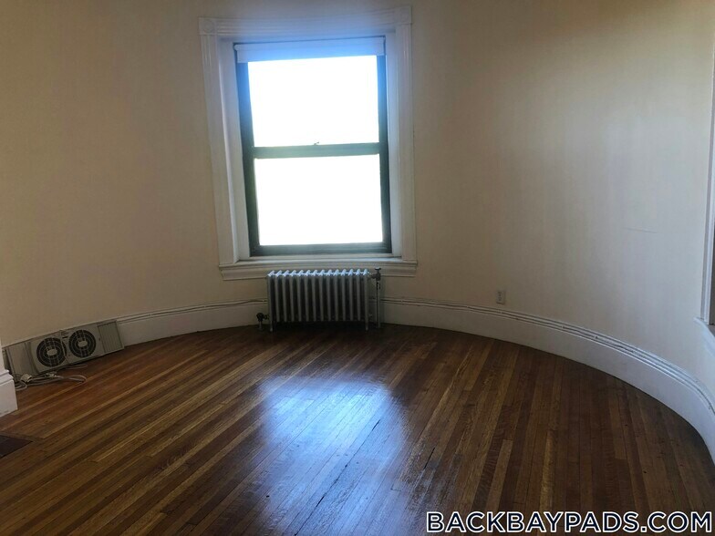 Building Photo - 504 Beacon St