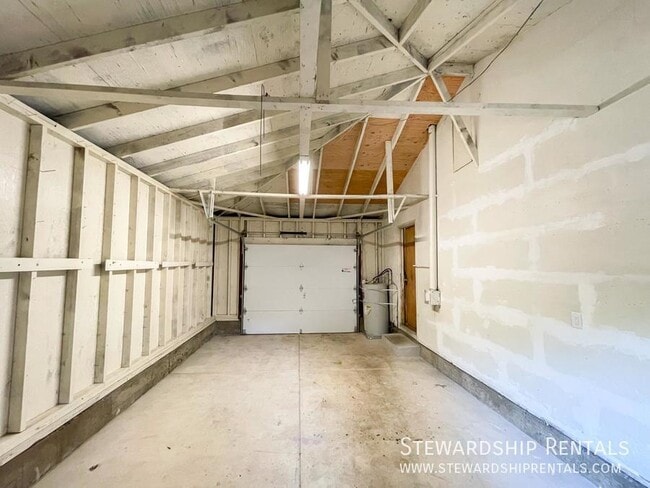 Building Photo - 2120 W 18th Ave