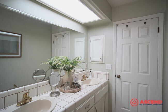 Building Photo - FULLY FURNISHED, Beautiful Home Located In Rosedale Area!