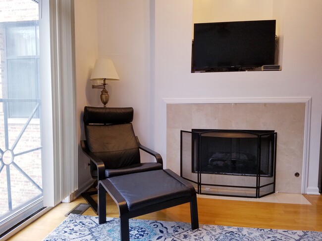 Marble lined fireplace & Juliet balcony - 2117 W Rice St