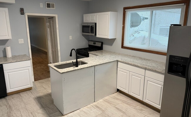 Building Photo - 1726 N Artesian Ave