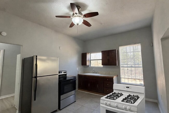 Building Photo - Newly Remodeled 3-Bedroom Home with Open Layout & Fenced Backyard in Dallas