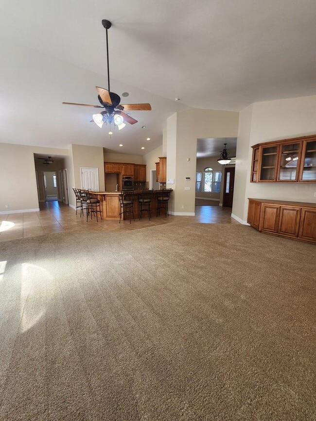 Building Photo - Gorgeous and Spacious 4 Bedroom Home