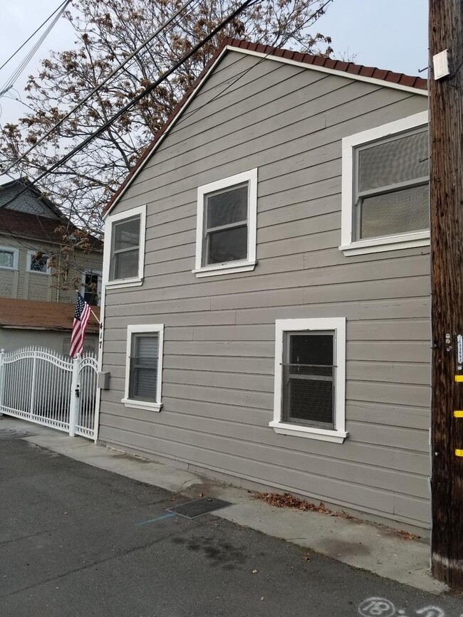 Building Photo - GREAT DOWNTOWN LOCATION!! GATED PARKING!