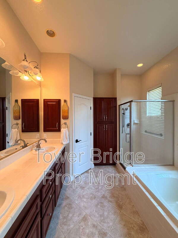 Building Photo - 12040 Gold Pointe Ln