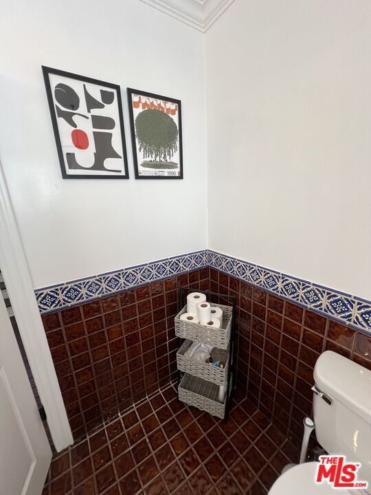 Building Photo - 7865 Willoughby Ave