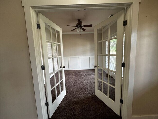 Building Photo - Home in Tech Corridor/Research Park with FENCED YARD and BONUS ROOMS
