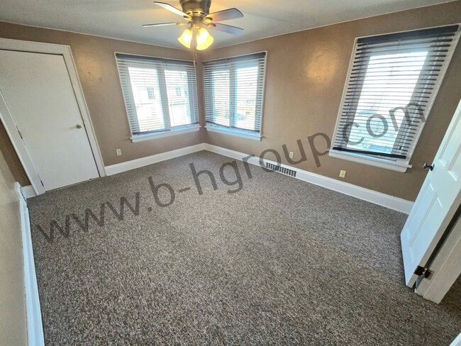 Building Photo - 405 61st St