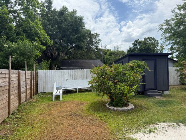 Building Photo - AVAILABLE EARLY JULY:  UPDATED 2 BEDROOM 1...