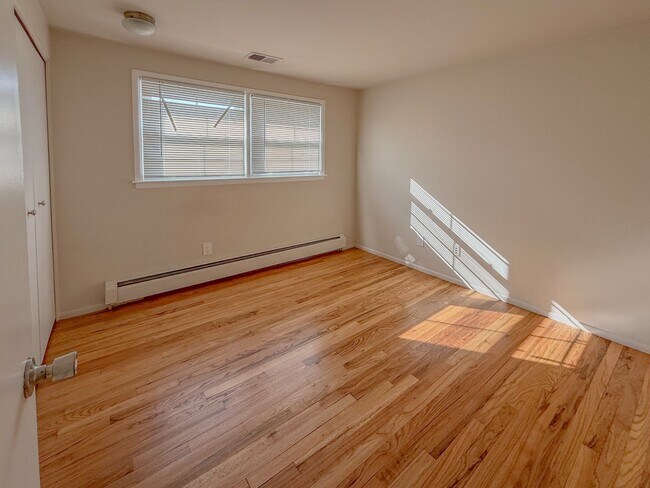 Building Photo - 2710 Pendleton Dr