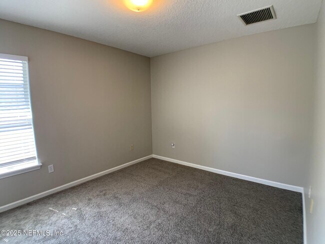 Building Photo - 647 Acorn Chase Dr