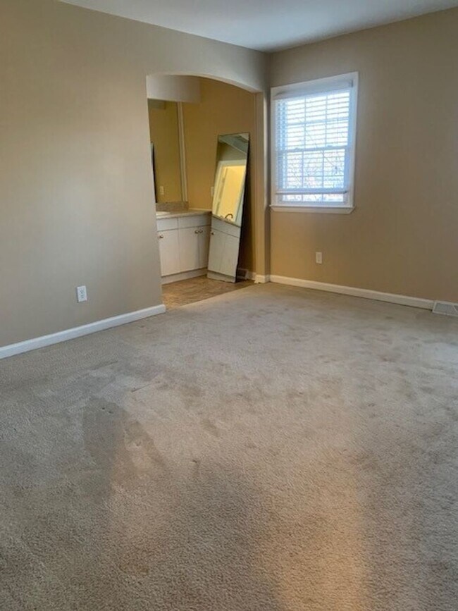 Building Photo - Large 3 Bedroom 2.5 Bath Townhome in Prime Location