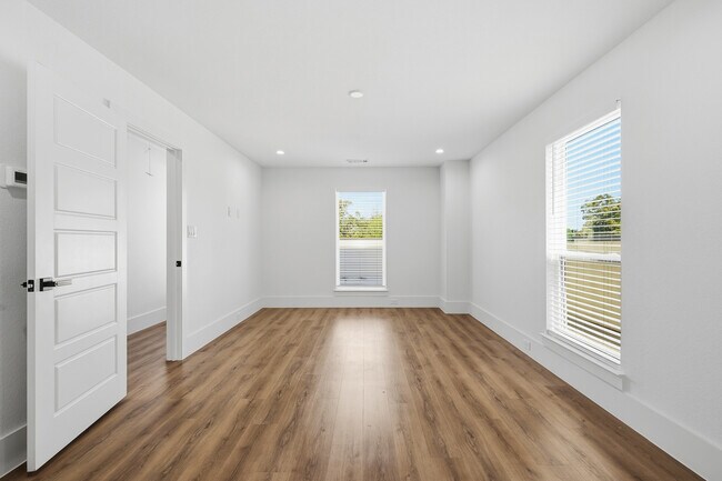 Building Photo - 2345 Hondo Ave