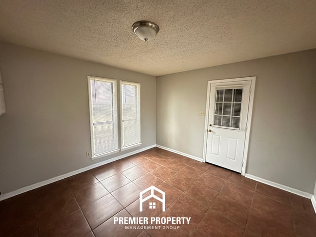 Building Photo - Spacious 3BR/2BA Memphis Home w/ Vaulted Ceilings, Fireplace & 2-Car Garage