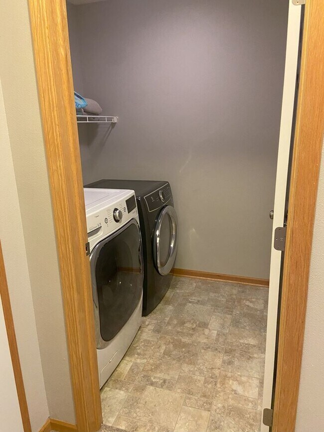 Building Photo - Spacious 4BR House in Ankeny
