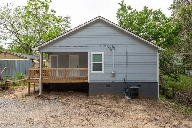 Building Photo - 4 Bedroom 2 Bath + Updated