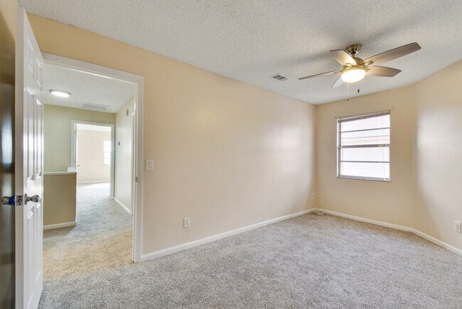 Building Photo - BEAUTIFUL THREE BEDROOM TOWNHOME WITH GARAGE(AVAILABE NOVEMBER)