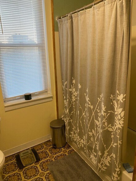 batroom - 732 S 4th St