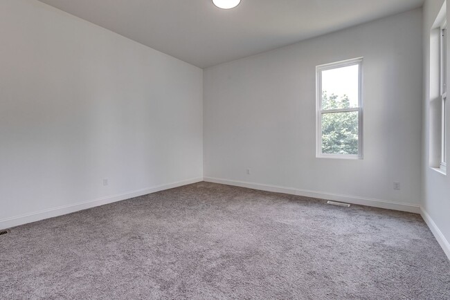 Building Photo - 19 Allen St