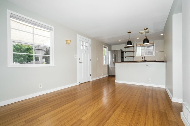 Building Photo - Inviting 3bed Seattle Home with Garage, Yard, and Parking!