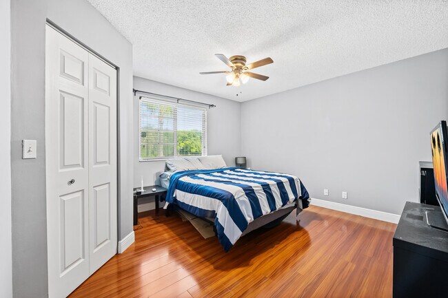 Building Photo - 2185 Salerno Cir