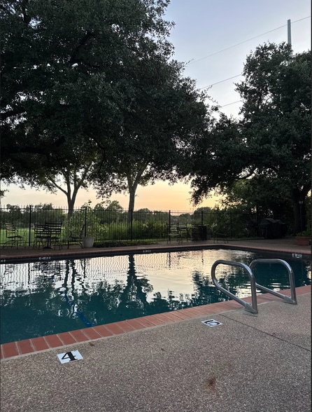 Building Photo - 513 W Lookout Dr