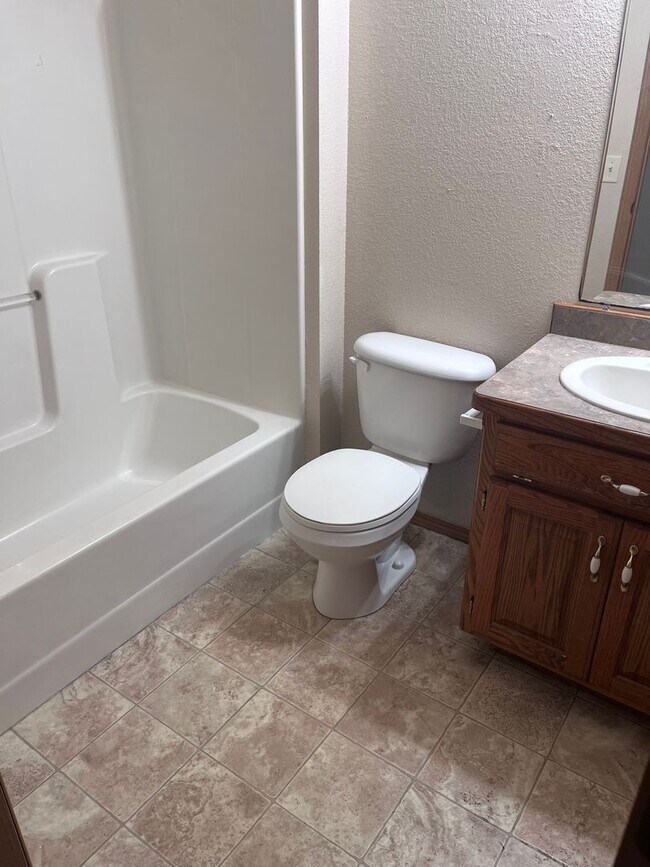 Building Photo - CUTE 2bd/2bath apartment (DOWNSTAIRS UNIT)...