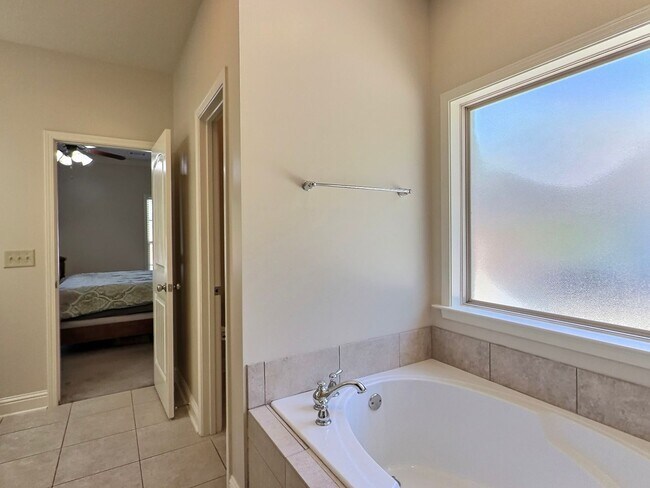 Building Photo - 4 Bed, 2 Full Bath Home w/ In-Ground Pool in Desirable Lake Forest!