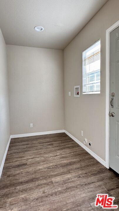 Building Photo - 6117 1/2 S Victoria Ave