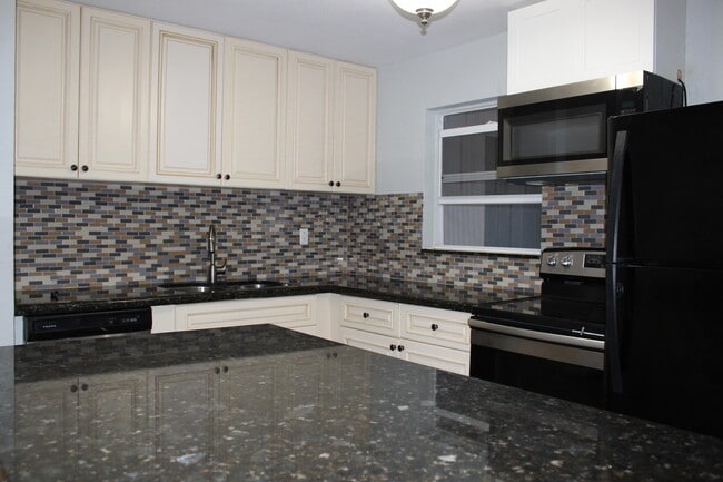 Building Photo - 921 Pine Terrace