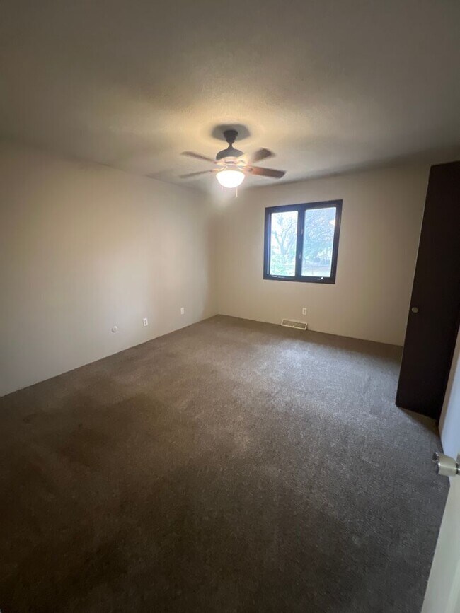 Building Photo - 2600/201 Cardifs