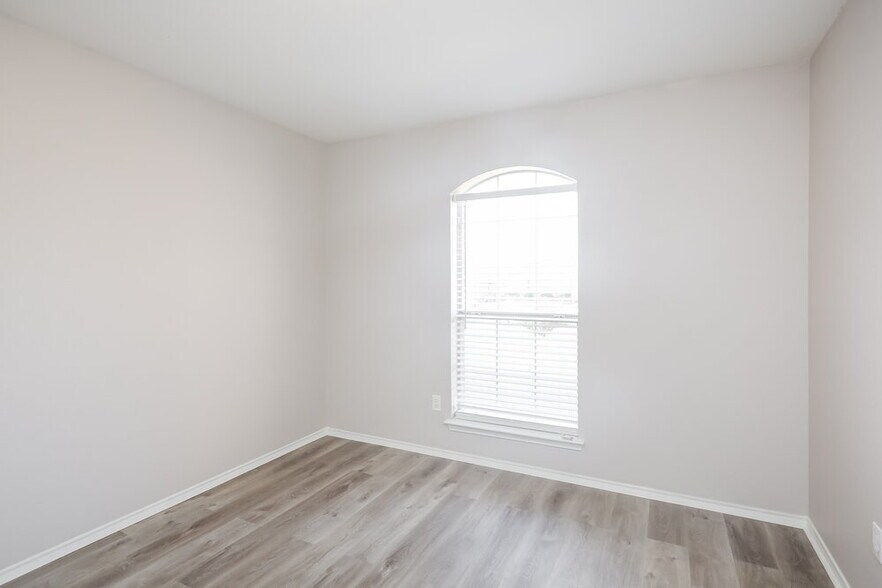 Building Photo - 828 Passive Dr